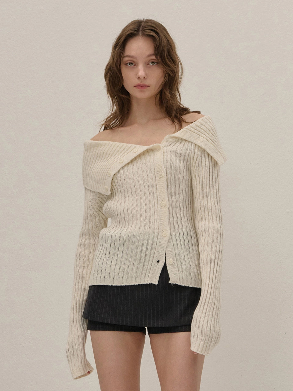 OFF-SHOULDER KNIT GARDIGAN IVORY