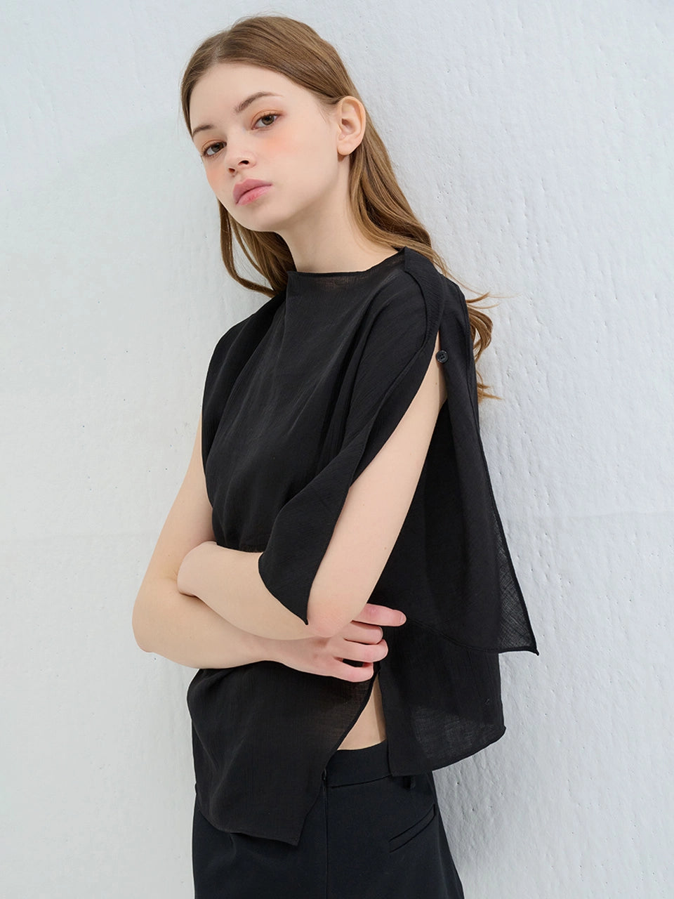 UNBALANCED OFF-SHOULDER BLOUSE BLACK