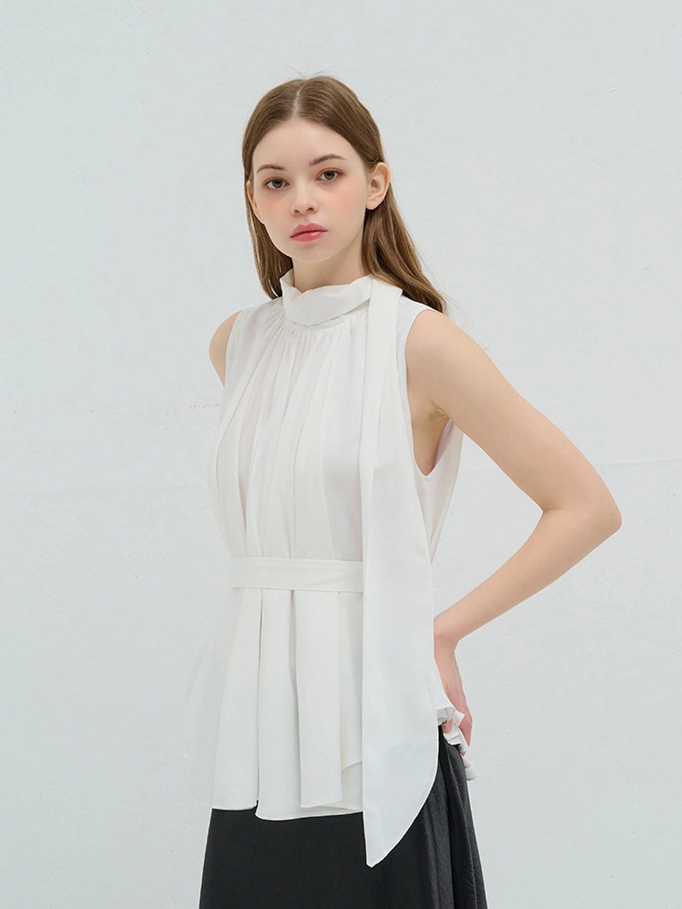 TIE SHIRRING SLEEVELESS BLOUSE WHITE