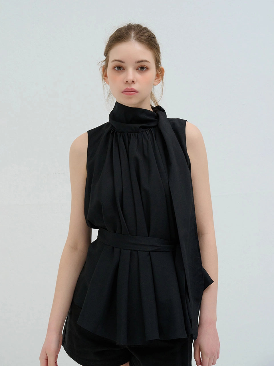 TIE SHIRRING SLEEVELESS BLOUSE BLACK
