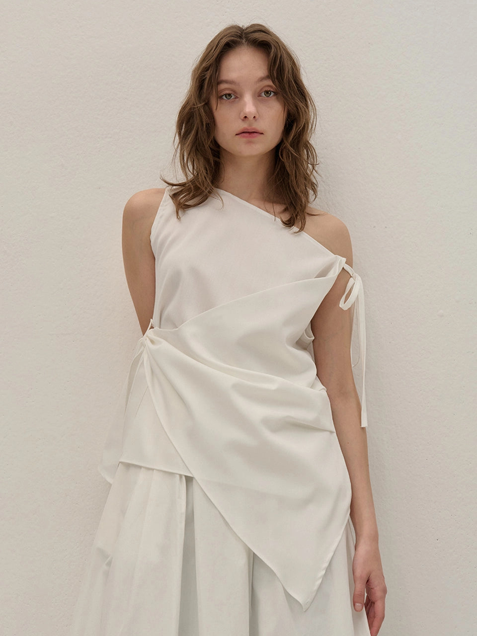 [인플s Pick] STRAP OFF SHOULDER DRAPED BLOUSE WHITE
