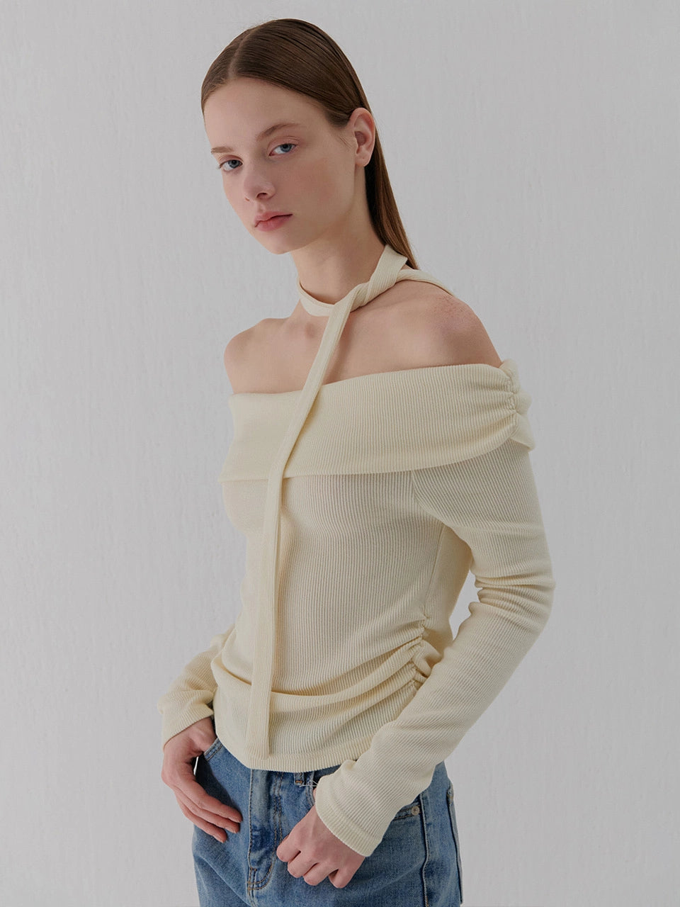 NECK RIBBON SHIRRING OFF-SHOULDER T-SHIRT IVORY