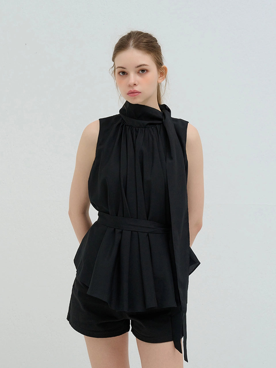 TIE SHIRRING SLEEVELESS BLOUSE BLACK