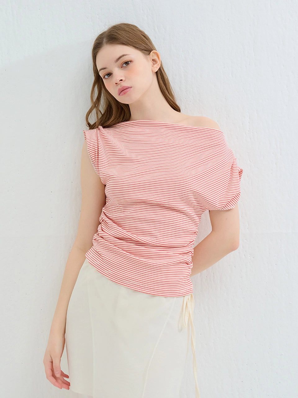STRIPE PIN TUCK OFF-SHOULDER T-SHIRT RED