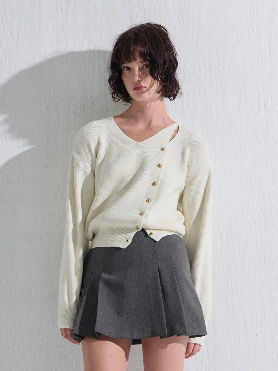 [여리핏] CUTTING V NECK KNIT CARDIGAN IVORY