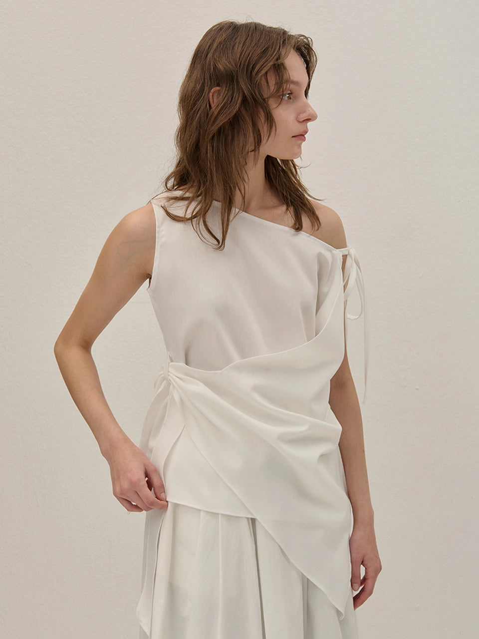 [인플s Pick] STRAP OFF SHOULDER DRAPED BLOUSE WHITE