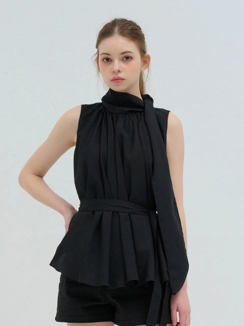 TIE SHIRRING SLEEVELESS BLOUSE BLACK